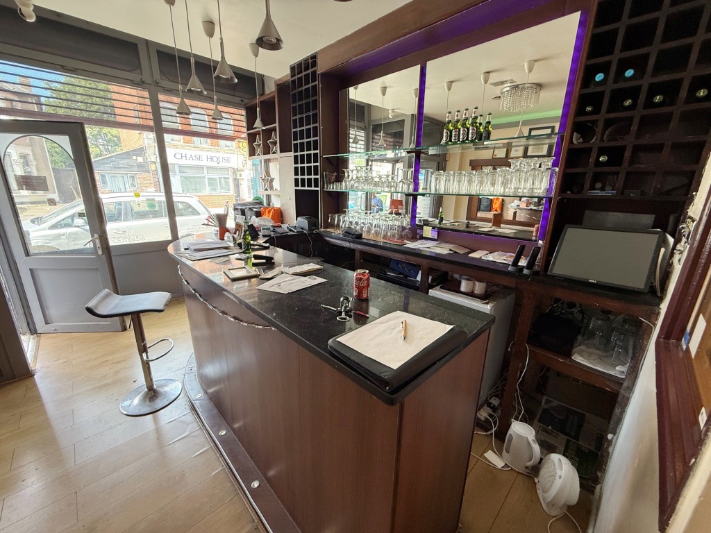 Lot: 104 - FREEHOLD RESTAURANT PREMISES WITH FLAT SOLD ON LONG LEASE - waiting area plus space for bar